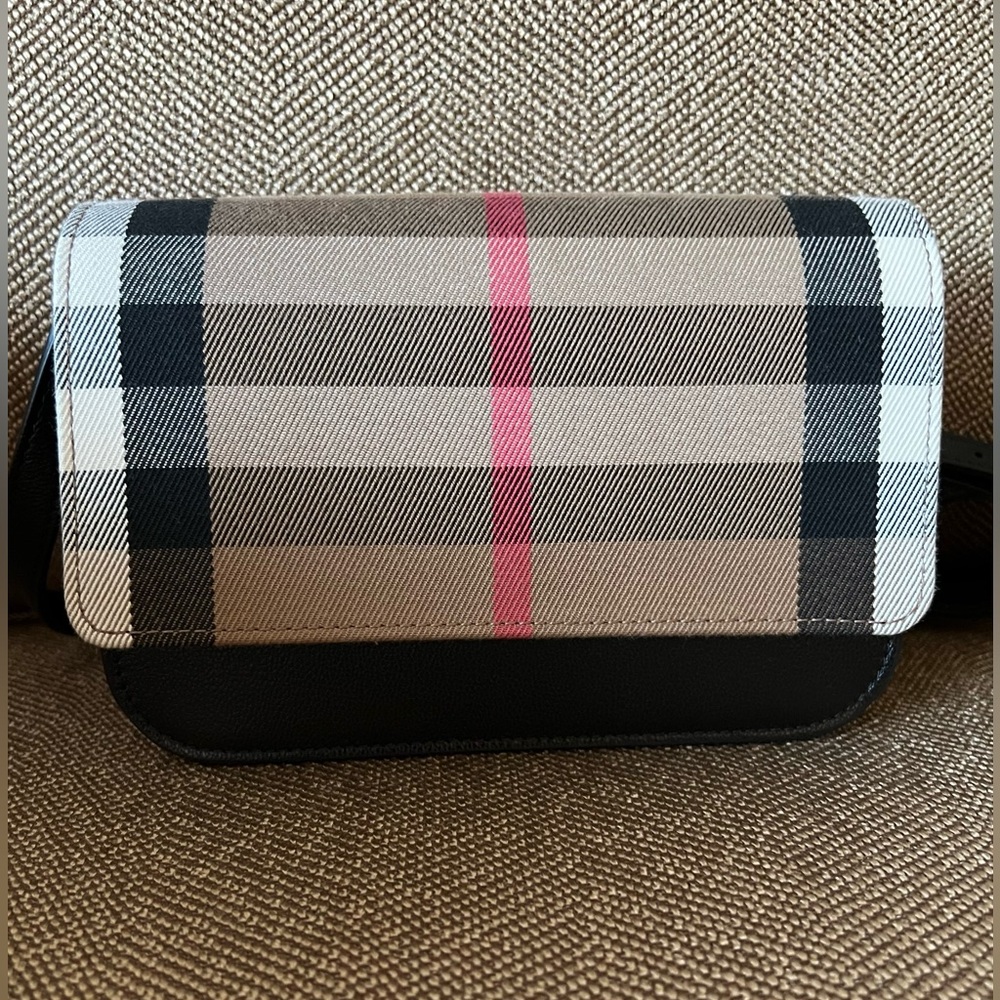 Burberry purse - Picture 2 of 16